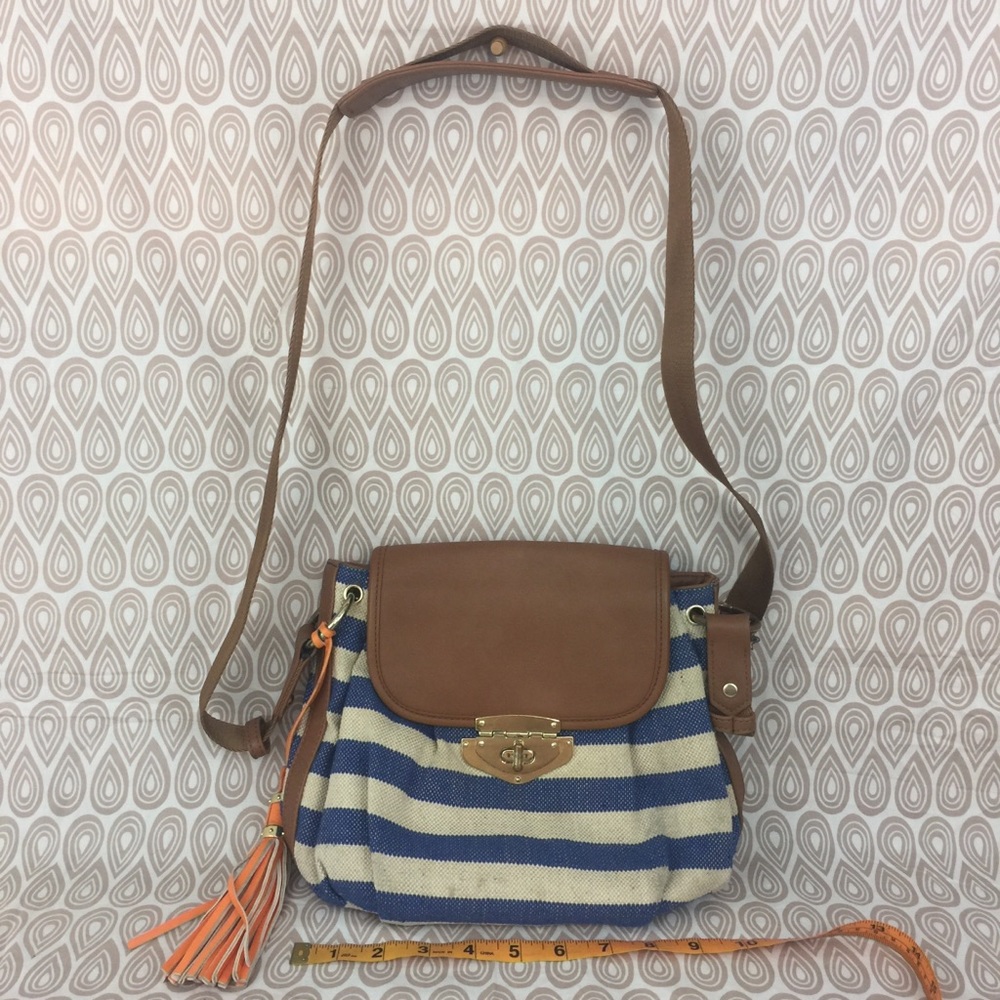 Charming Charlie Blue And White Striped Purse Z13